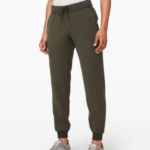 LULULEMON ON THE FLY JOGGER | SIZE 6 | DARK OLIVE